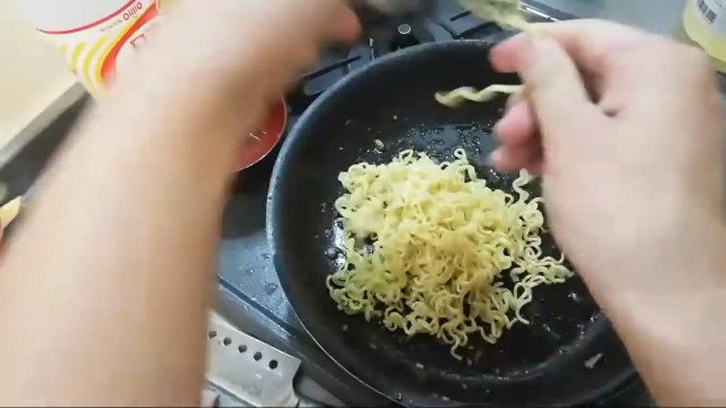 麺を炒めて味付けする の画面
