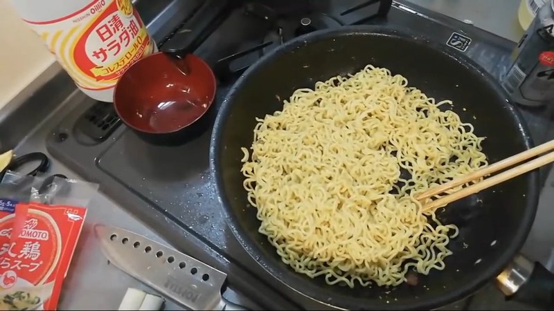 麺を炒めて味付けする の画面