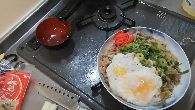 目玉焼きをのせ、薬味を散らして完成 の画面
