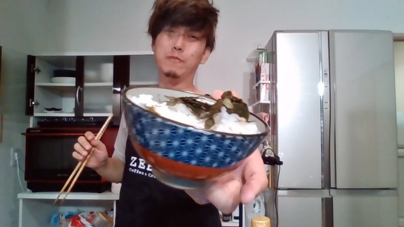 茶碗を胸の高さに掲げていただきますの瞬間