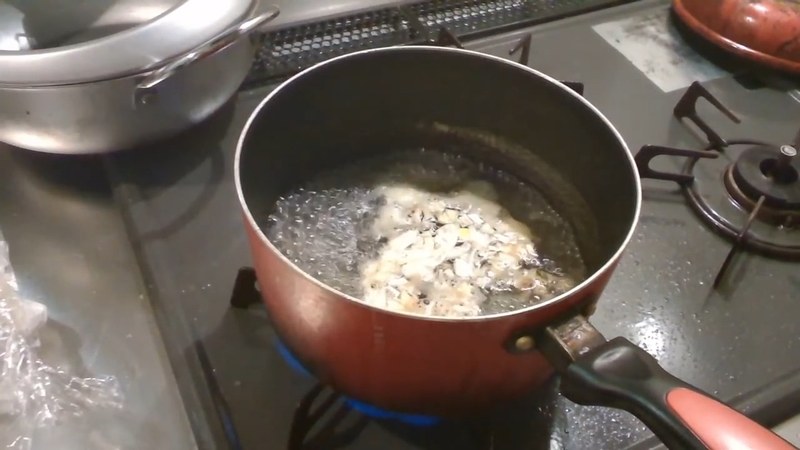 生姜と日本酒を加えて臭みを消しながら煮る の画面