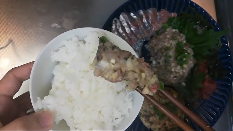 なめろうをご飯にのせる布団ちゃん
