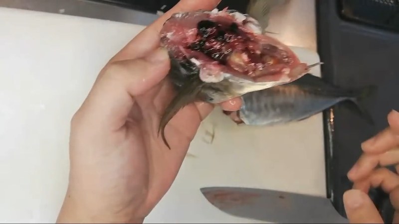 アジの頭を落として内臓を取り、洗う の画面