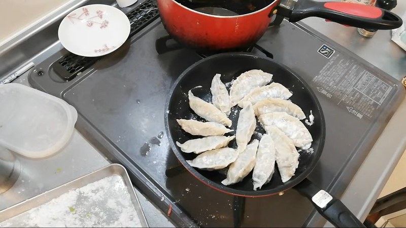 フライパンに並べ、水溶き片栗粉を回し入れてフタをし、蒸し焼きにする の画面