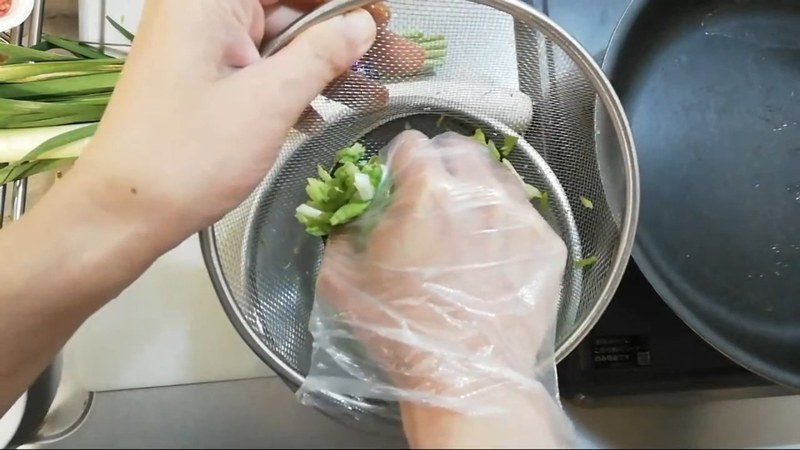 キャベツを塩もみして水気をしっかり絞る の画面