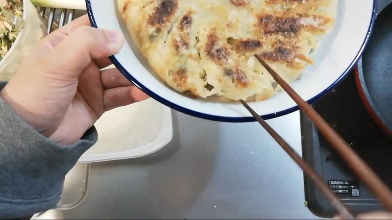 箸で餃子を持ち上げる瞬間