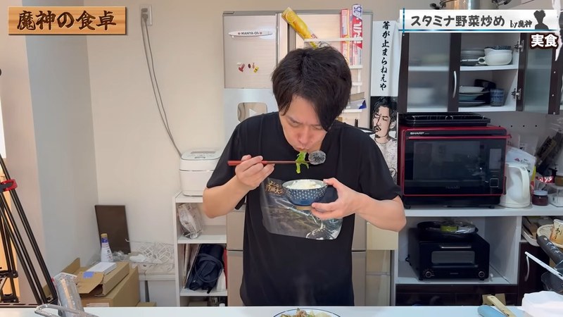 野菜炒めを食べる布団ちゃん