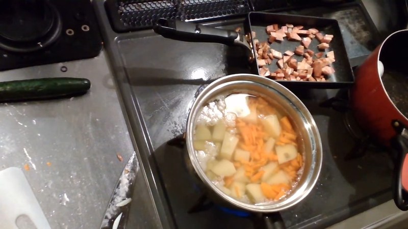 じゃがいもとにんじんを茹で、玉ねぎをくぐらせて湯を切る の画面