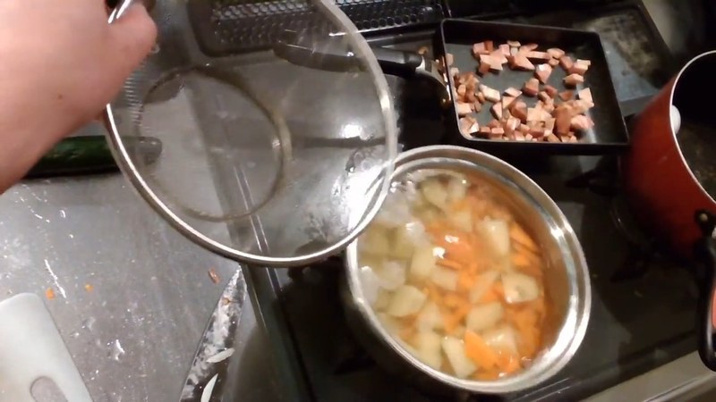 じゃがいもとにんじんを茹で、玉ねぎをくぐらせて湯を切る の画面