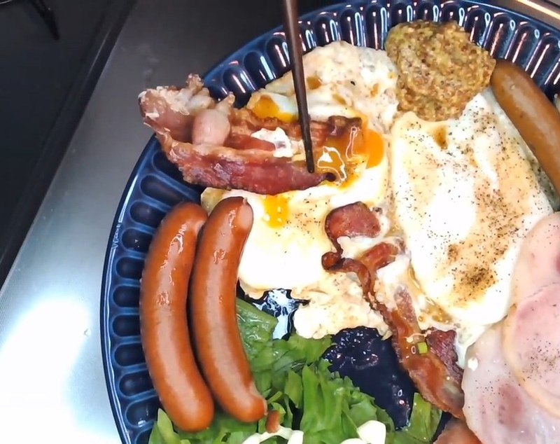 箸で目玉焼きの黄身を割っていただく布団ちゃん