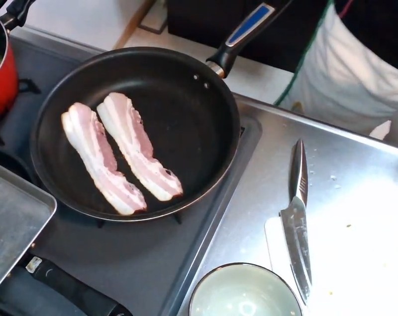 ベーコンを油をひかずにカリカリに焼く の画面