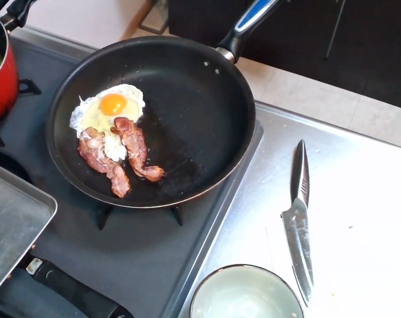 同じフライパンに卵を割り入れて目玉焼きに の画面