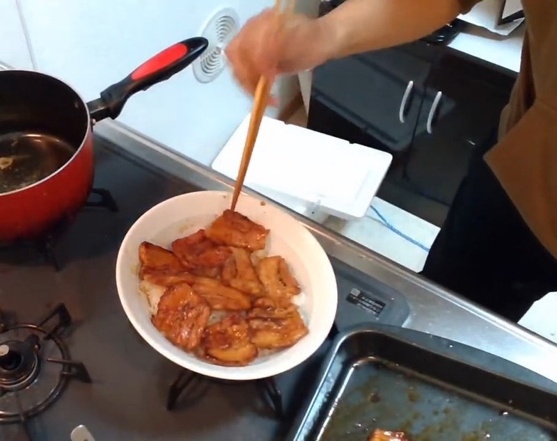 どんぶりにご飯を盛って豚肉をのせる の画面