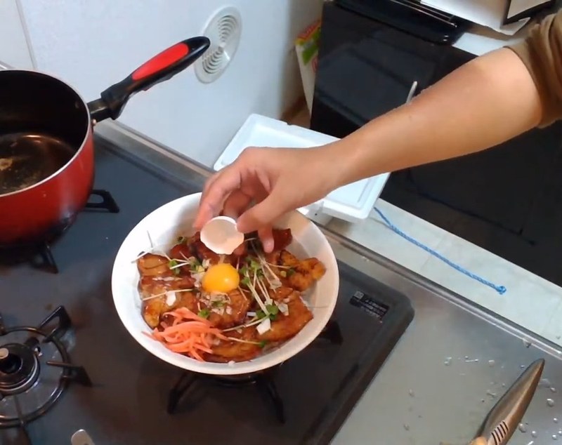 薬味と卵をのせて仕上げる の画面