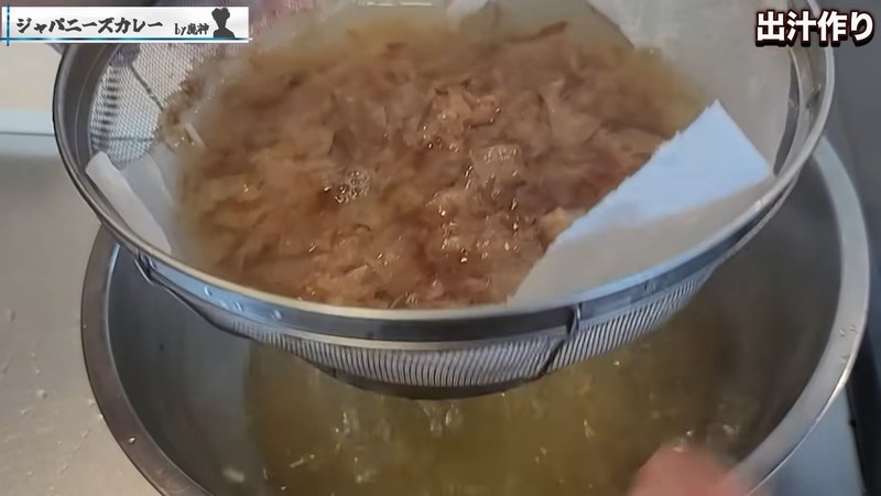 昆布とかつお節で一番出汁をとり、こす の画面