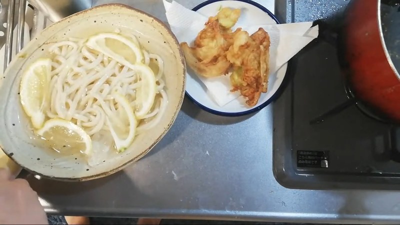 器に氷とうどんを盛り、レモンを並べる の画面