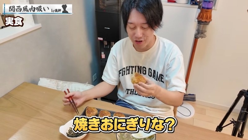 焼きおにぎりを掲げる布団ちゃん