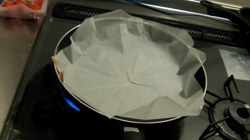 フライパンにクッキングシートを敷いて型を作る の画面