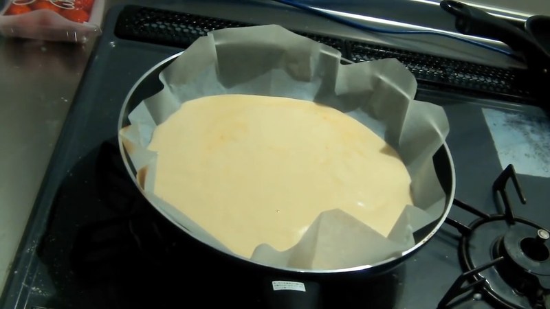 型に生地を流し込み、蓋をして中火→弱火で約10分蒸し焼きにする の画面