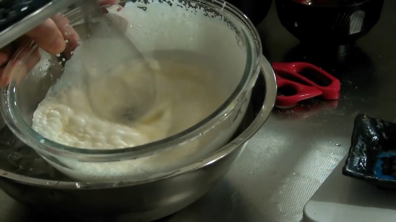 生クリームを氷水で冷やしながら泡立てる の画面