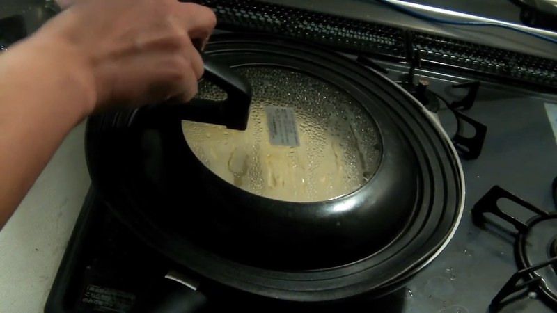 型に生地を流し込み、蓋をして中火→弱火で約10分蒸し焼きにする の画面