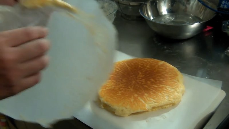 焼き上がったスポンジを型から出して冷ます の画面