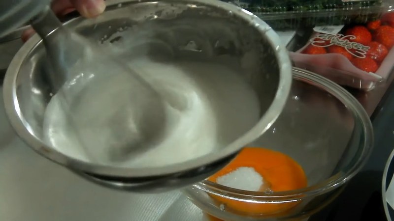 卵白を泡立て、砂糖を2回に分けて加えメレンゲを作る の画面