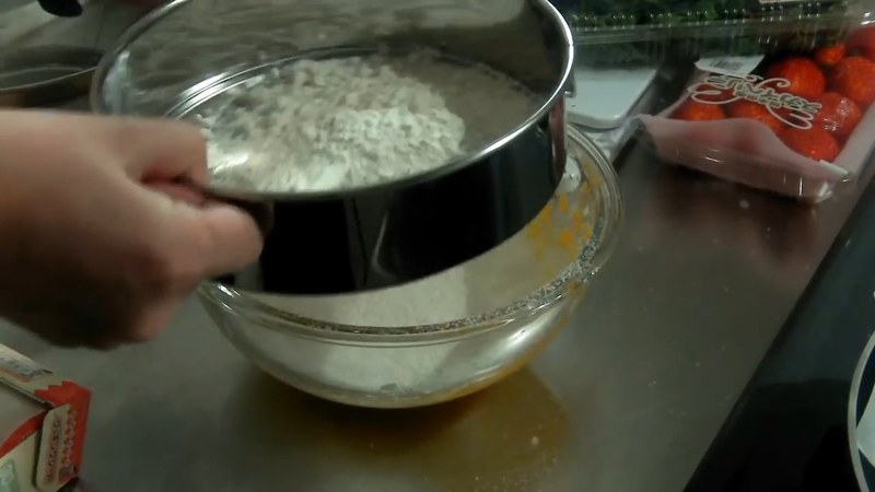 卵黄に薄力粉をふるい入れ、牛乳と油を加えて混ぜる の画面