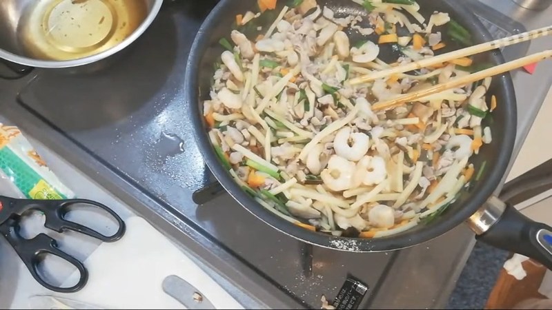 椎茸の戻し汁と水溶き片栗粉でとろみをつけ、仕上げる の画面