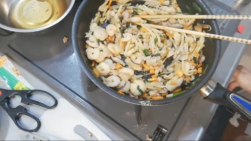 椎茸の戻し汁と水溶き片栗粉でとろみをつけ、仕上げる の画面