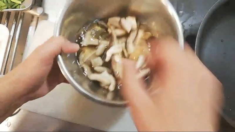 椎茸を戻して絞り、たけのこを洗っておく の画面