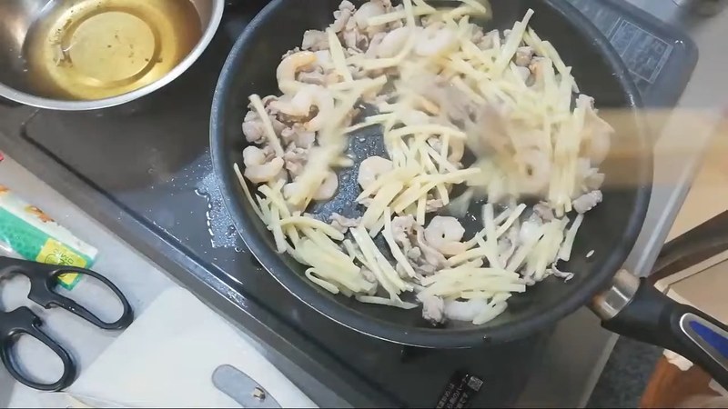 えびを酒で炒め、たけのこを加える の画面