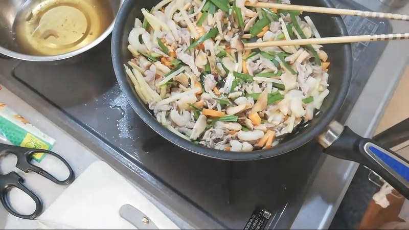 醤油、続けてオイスターソースを加える の画面
