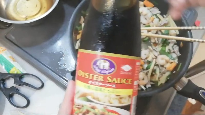 醤油、続けてオイスターソースを加える の画面