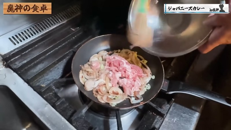 豚肉を加えて塩で下味をつける の画面