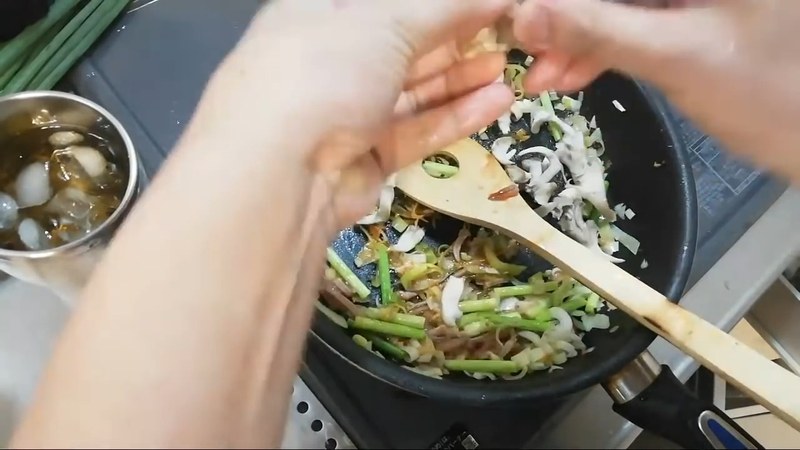 香味野菜と調味料を炒め合わせる の画面