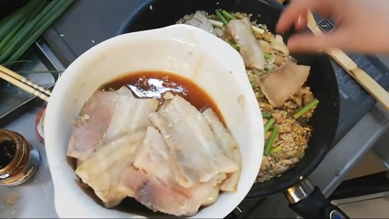 豚バラをのせて蒸し焼きにし、卵を落とす の画面