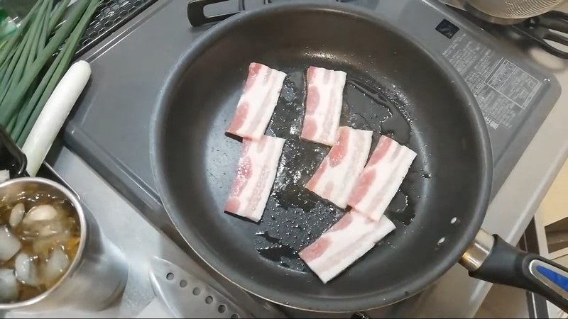 豚バラを切って炒め、タレに漬けておく の画面