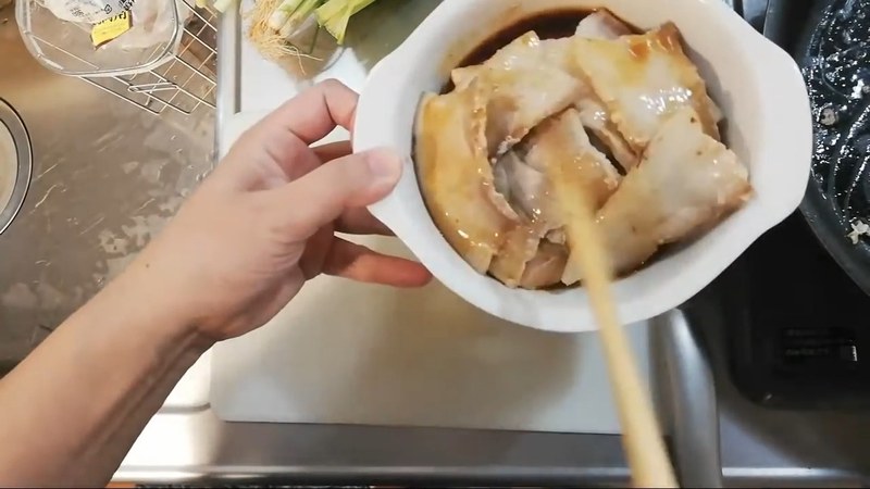 豚バラを切って炒め、タレに漬けておく の画面