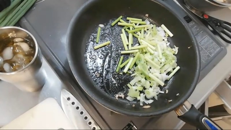 香味野菜と調味料を炒め合わせる の画面