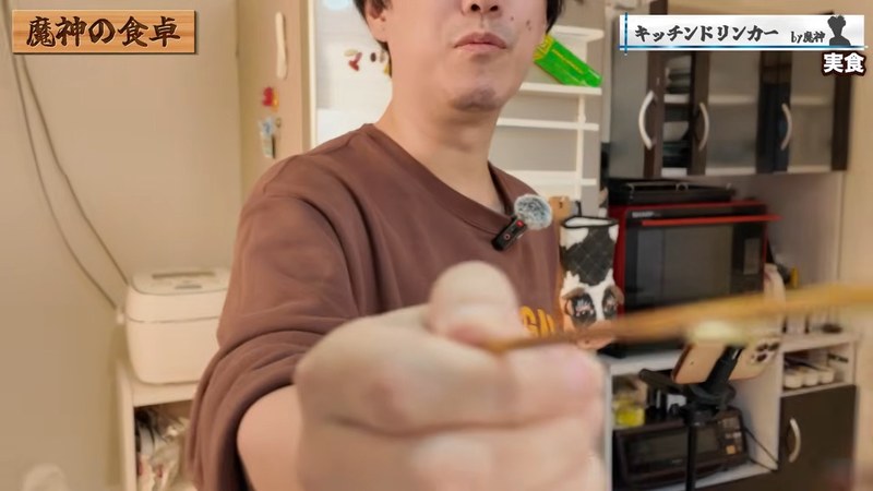 ホタルイカの串を掲げる布団ちゃん