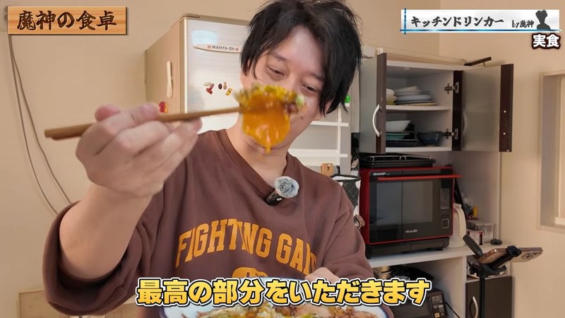 黄身を掲げる布団ちゃん