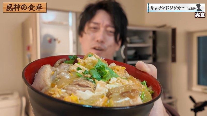 親子丼を掲げる布団ちゃん