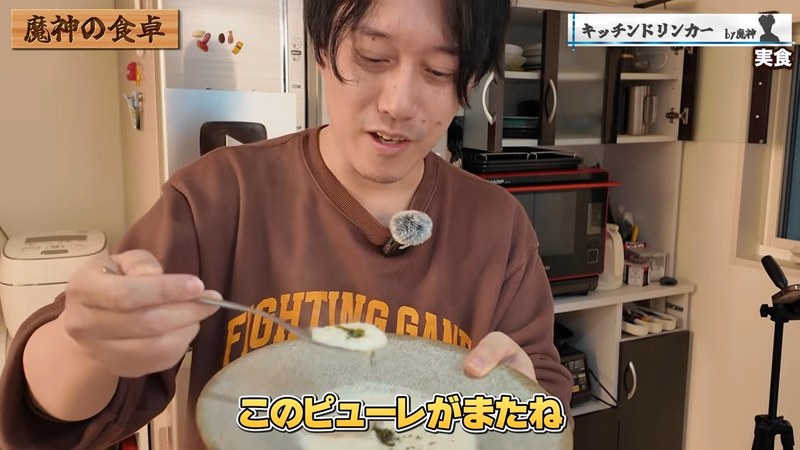 ポタージュのスプーンを掲げる布団ちゃん