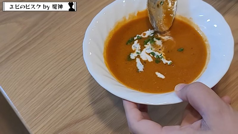 仕上げに生クリームをかける魔神