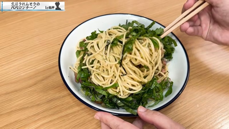 生ほうれん草のペペロンチーノを箸で持ち上げる
