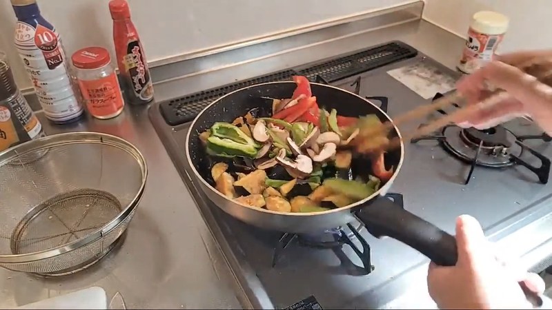 残りの野菜と豚肉を戻し入れる の画面