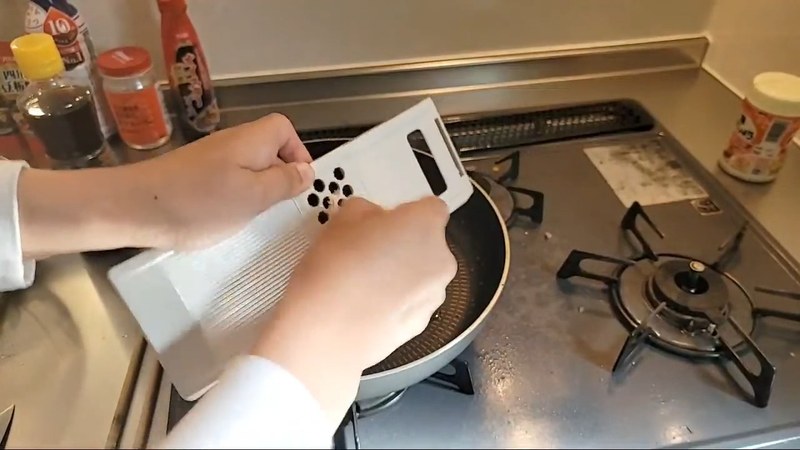 にんにく・しょうがをすりおろしてフライパンへ の画面