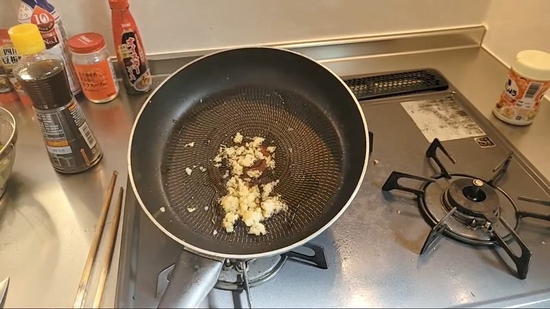 にんにく・しょうがをすりおろしてフライパンへ の画面