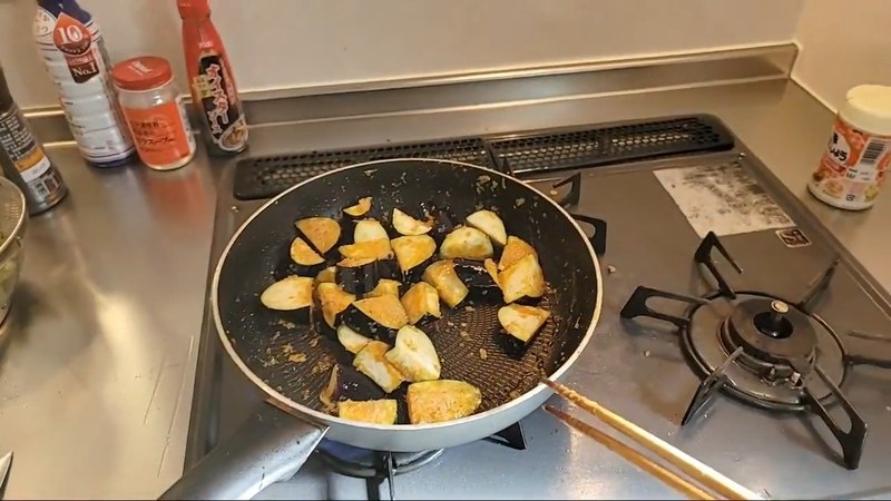 なすを加えて炒める の画面